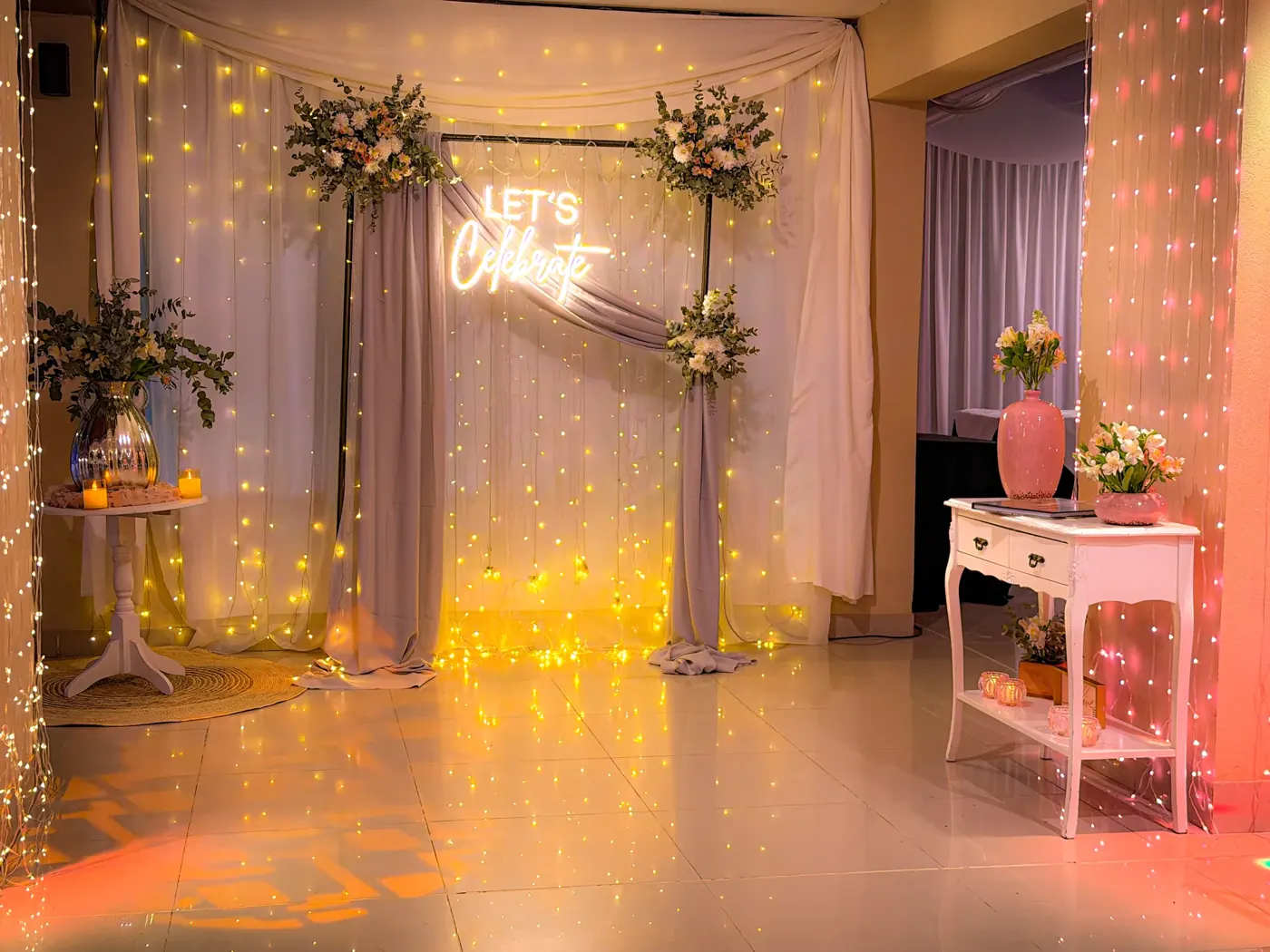 Backdrop de quince con neón Let's Celebrate, flores y cortina de luces